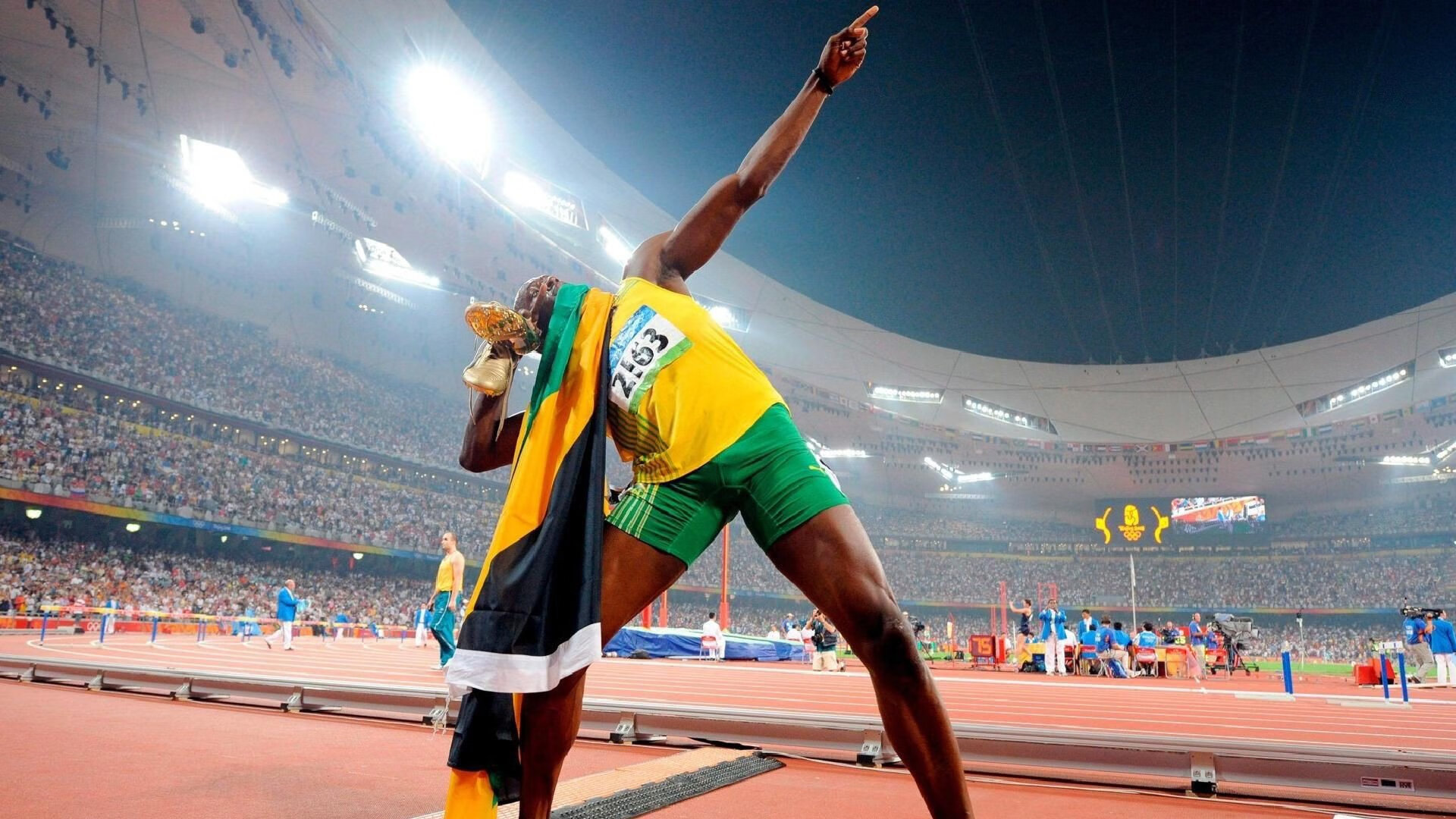 “金牛区城北体育馆:运动舞蹈赛上,舞者们以舞步挑战极限,震撼赛场”