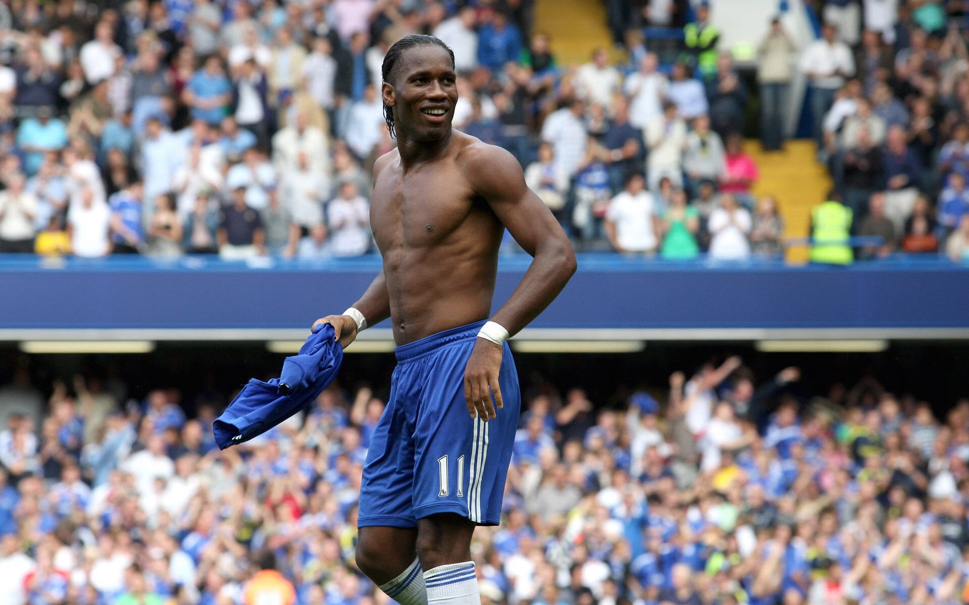 “简阳文体中心羽毛球赛事:技术高超选手争锋决胜”